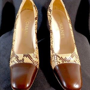 Chanel chocolate and snakeskin cap toe shoes EU size 40 (US 9.5)